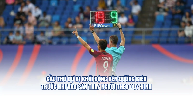 Cầu thủ dự bị khởi động bên đường biên trước khi vào sân thay người theo quy định