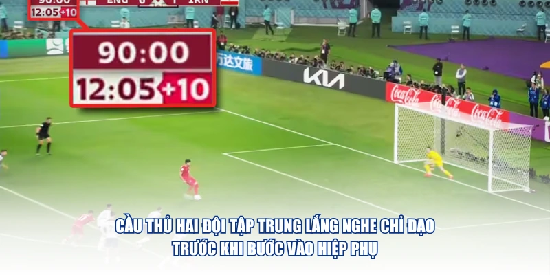 Cầu thủ hai đội tập trung lắng nghe chỉ đạo trước khi bước vào hiệp phụ