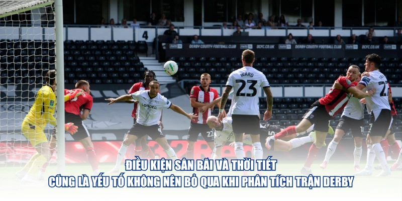 Điều kiện sân bãi và thời tiết cũng là yếu tố không nên bỏ qua khi phân tích trận derby