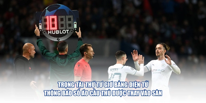 Trọng tài thứ tư giơ bảng điện tử thông báo số áo cầu thủ được thay vào sân